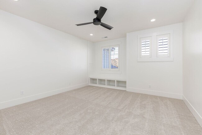 Building Photo - 6 bed / 4 bath / 3 car garage custom home in Pecan Valley