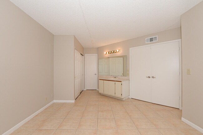 Building Photo - 1540 SE Royal Green Cir