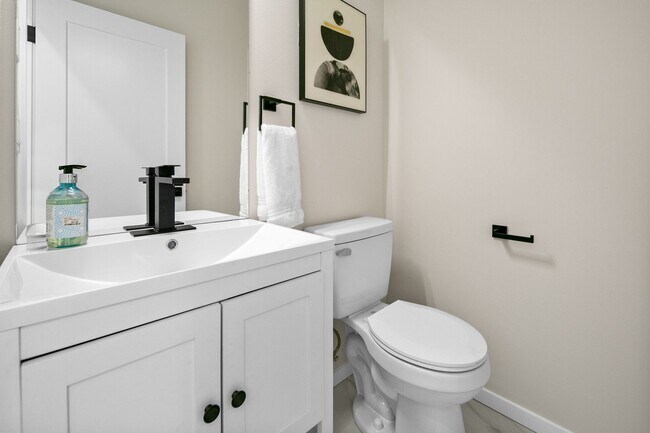 Building Photo - Modern Townhome in Licton Springs – Rooftop Deck & Stylish Living!