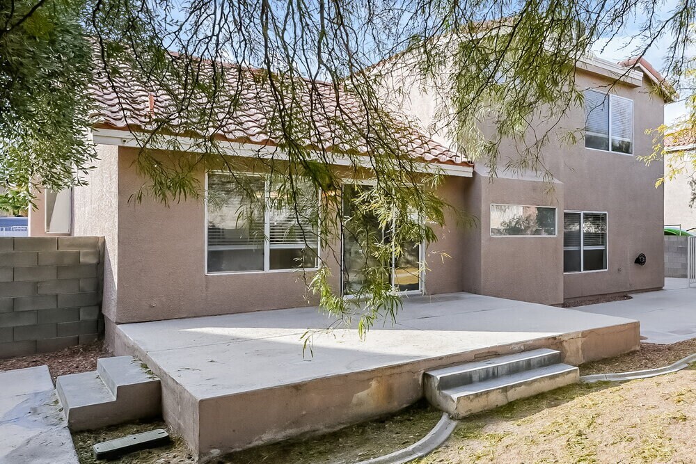 Building Photo - 1480 Silver Falls Ave