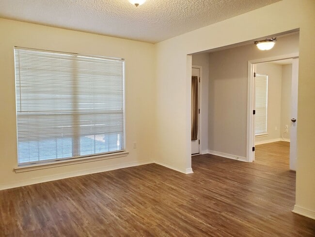 Building Photo - 4 Bedroom 2 Bath home located in heart of ...