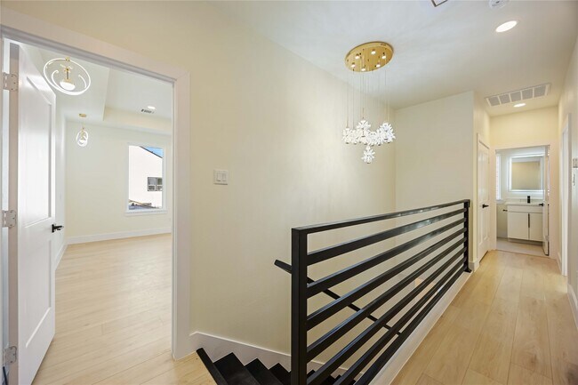 Building Photo - 7129 England St