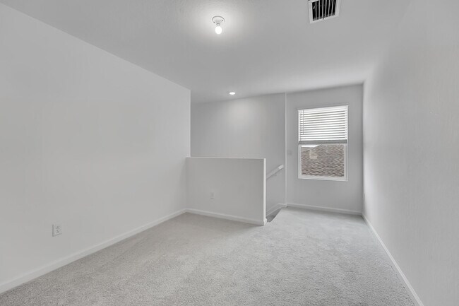 Building Photo - 662 Carlyle Wy