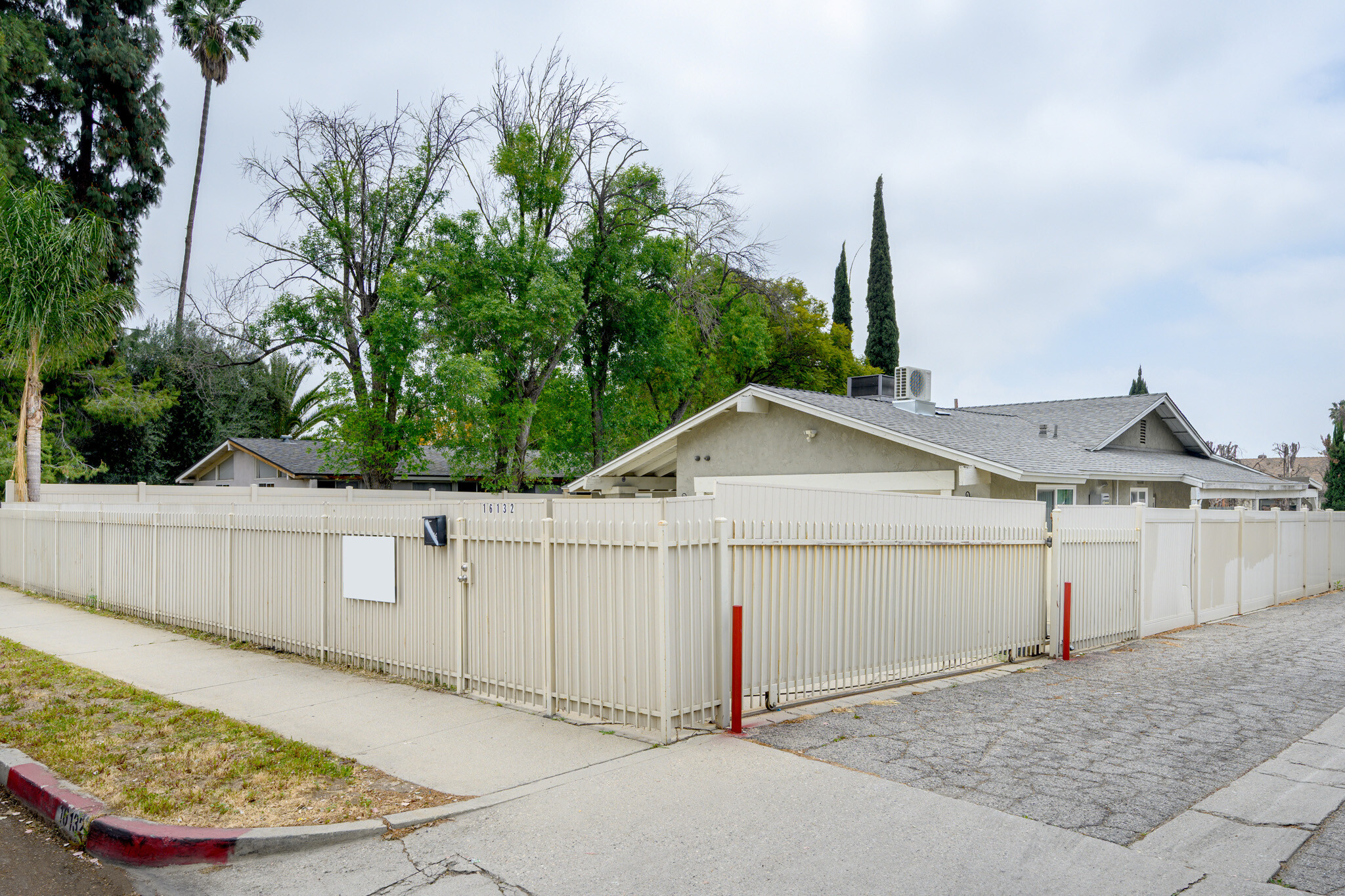 Building Photo - 16132 Chatsworth St