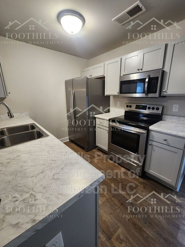 Building Photo - 104 David St