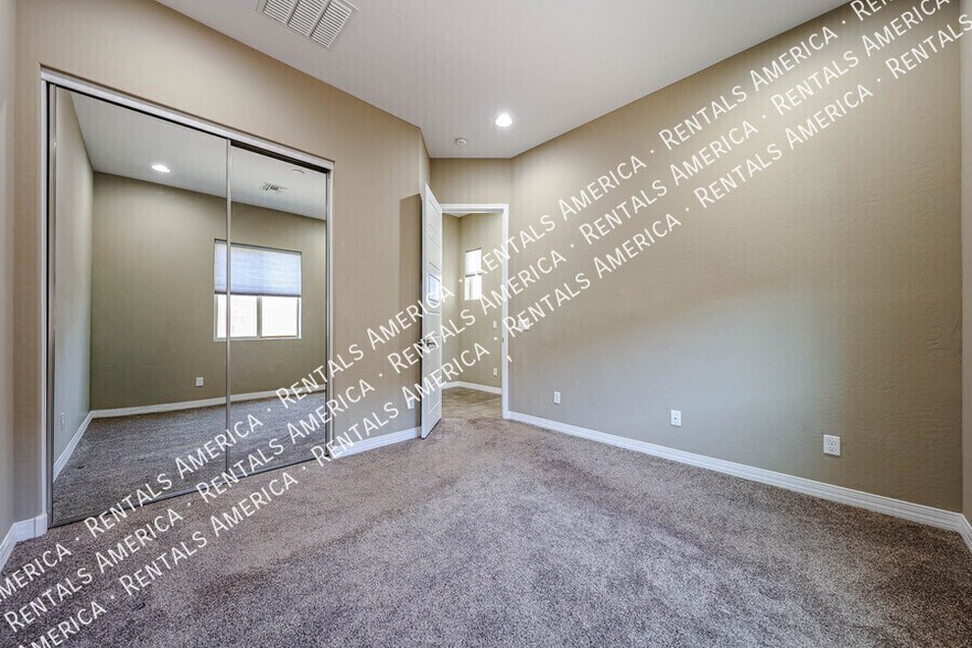 Building Photo - 3325 E Coconino Dr