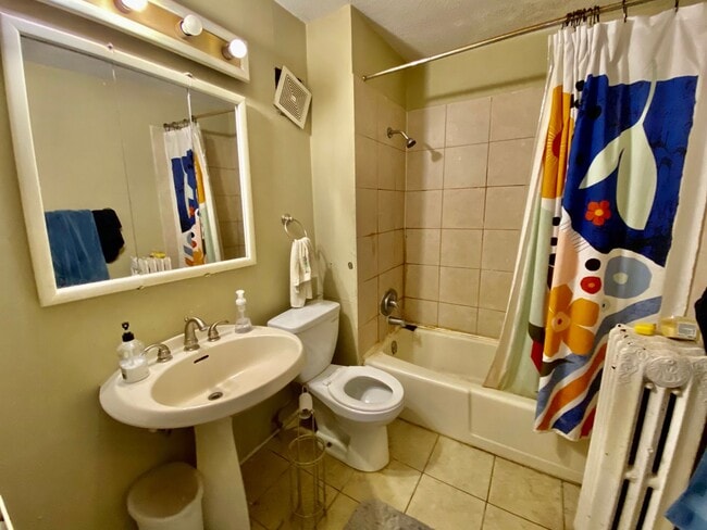 Building Photo - PREMIUM House! 5 bed/2bath by the U of M! Must see! Available 9/1/26