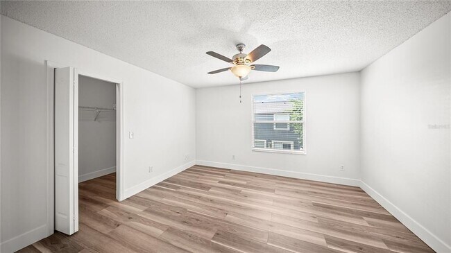 Building Photo - 12649 Somerset Oaks St
