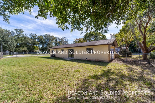 Building Photo - 1717 NE 28th Pl