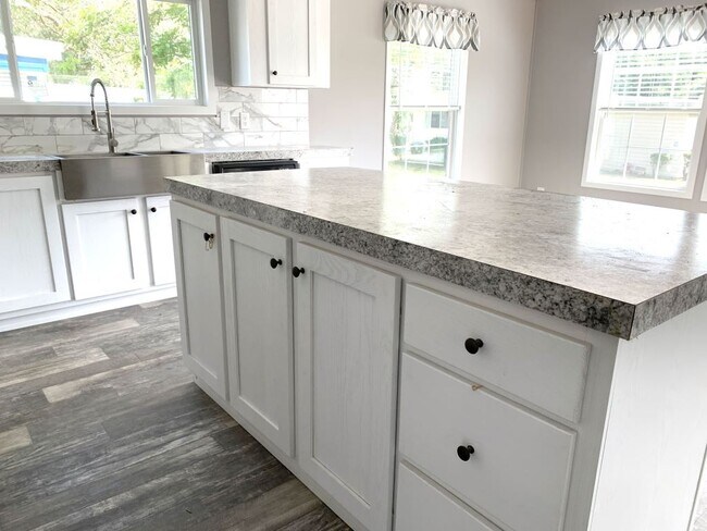 Building Photo - 147 Woodland Dr