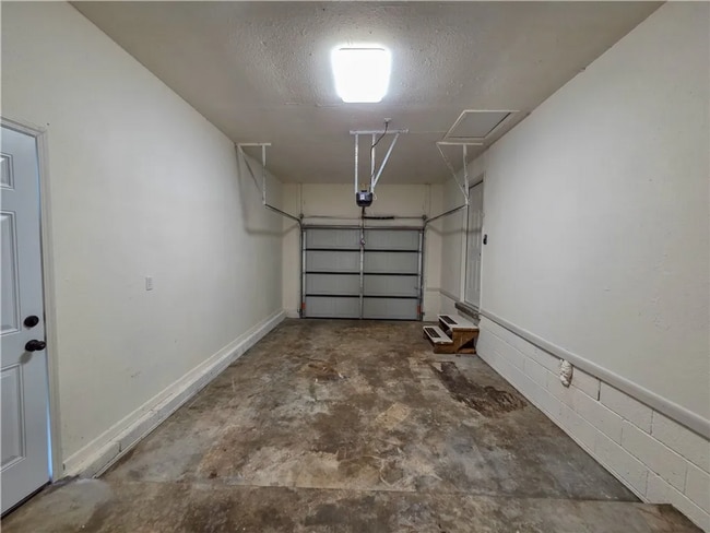 Building Photo - 412 W Swallow Cir