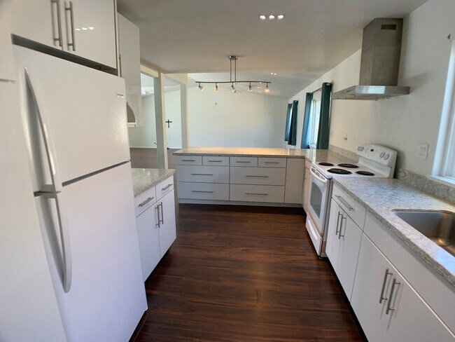 Building Photo - Mililani  - Rare 4 bedroom with upgraded kitchen/bathroom & large living/dining room