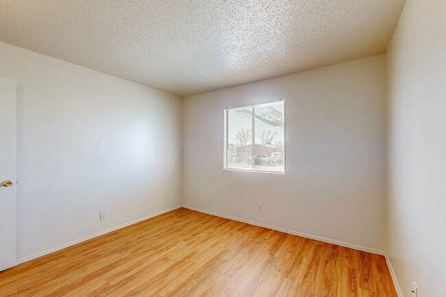 Building Photo - NE 1248/sf 3/BD 2/BA 1/CG