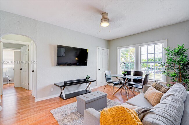 Building Photo - 227 SW 30th Ave