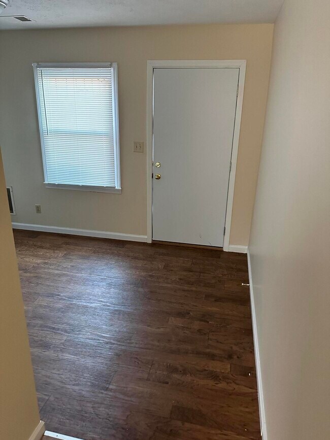 Building Photo - 165 Landings Dr