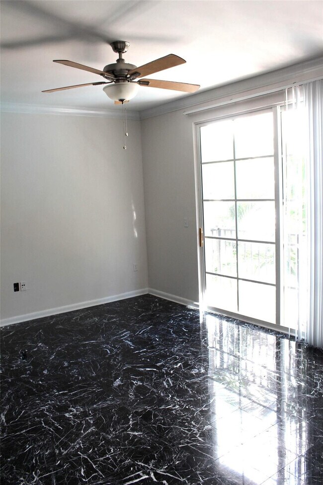 Building Photo - 533 NE 3rd Ave