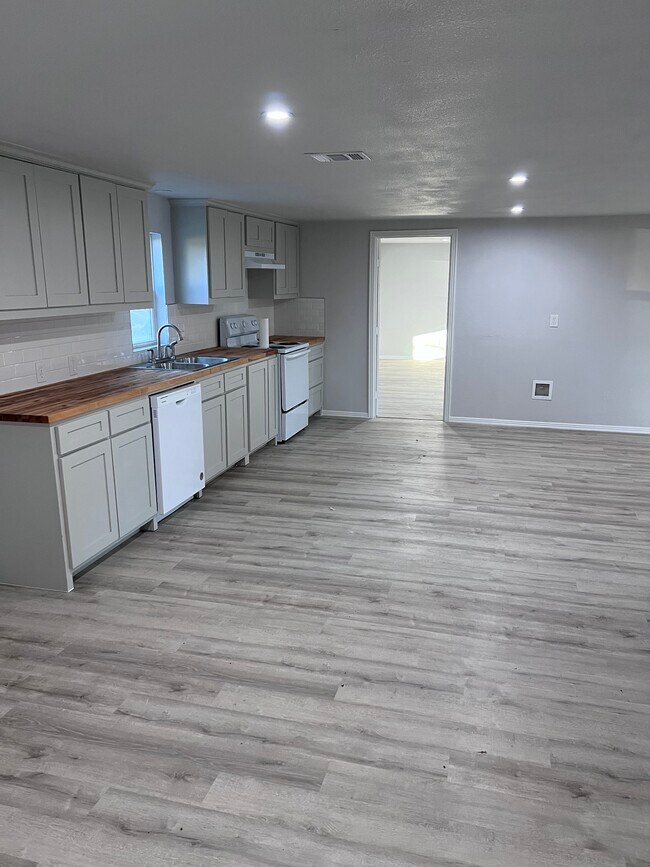 Building Photo - 209 Pecan St