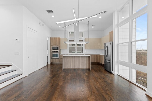 Building Photo - 5915 E Post Oak Ln