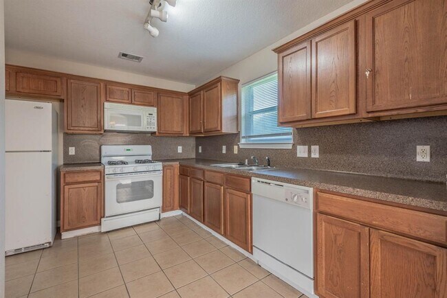 Building Photo - 10203 Azalea Village Dr