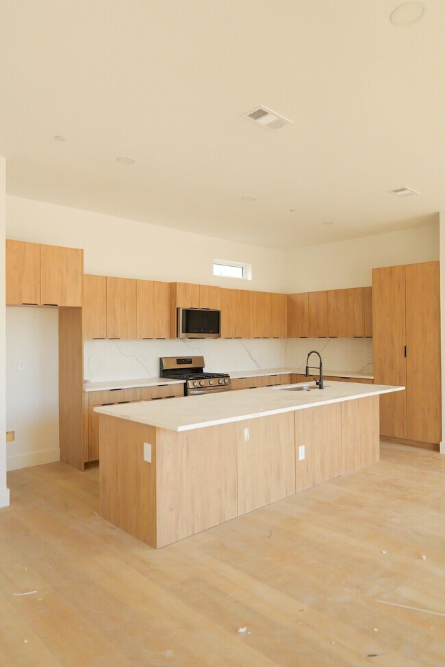 Building Photo - 4200 Munger Ave