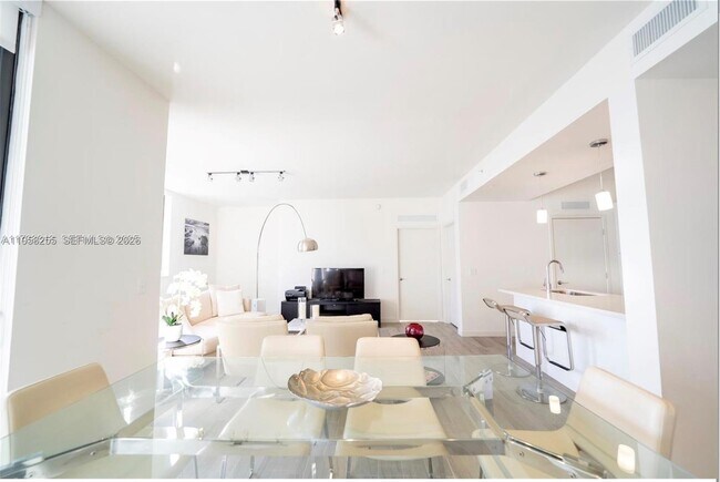 Building Photo - 999 SW 1st Ave