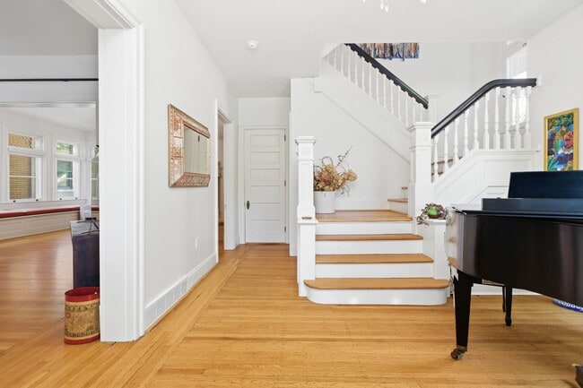 Building Photo - Stunning 5 Bedroom 2.5 Bathroom Home in Squirrel Hill