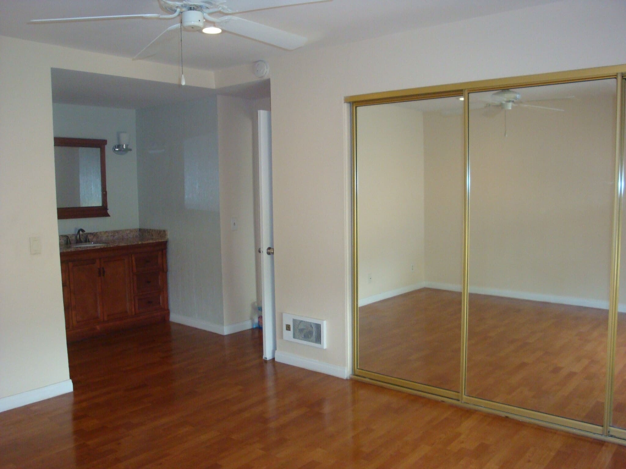 Building Photo - 1056 S Idaho St