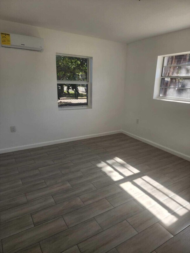 Building Photo - 1375 NE 147th St