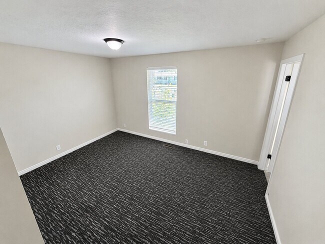 Building Photo - 1073 E 120 S