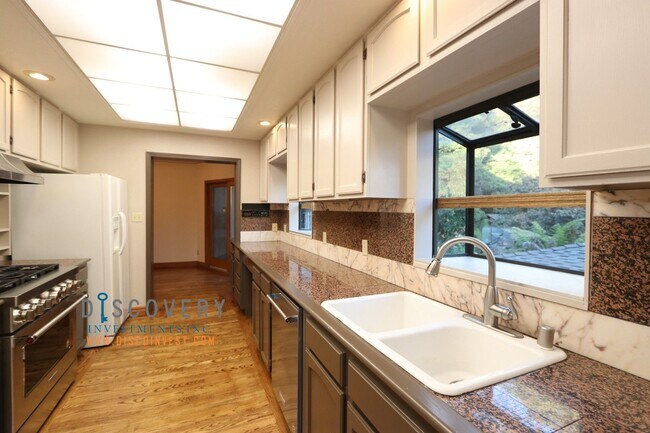 Building Photo - Coming Soon! Coveted Piedmont 5 Bedroom Home