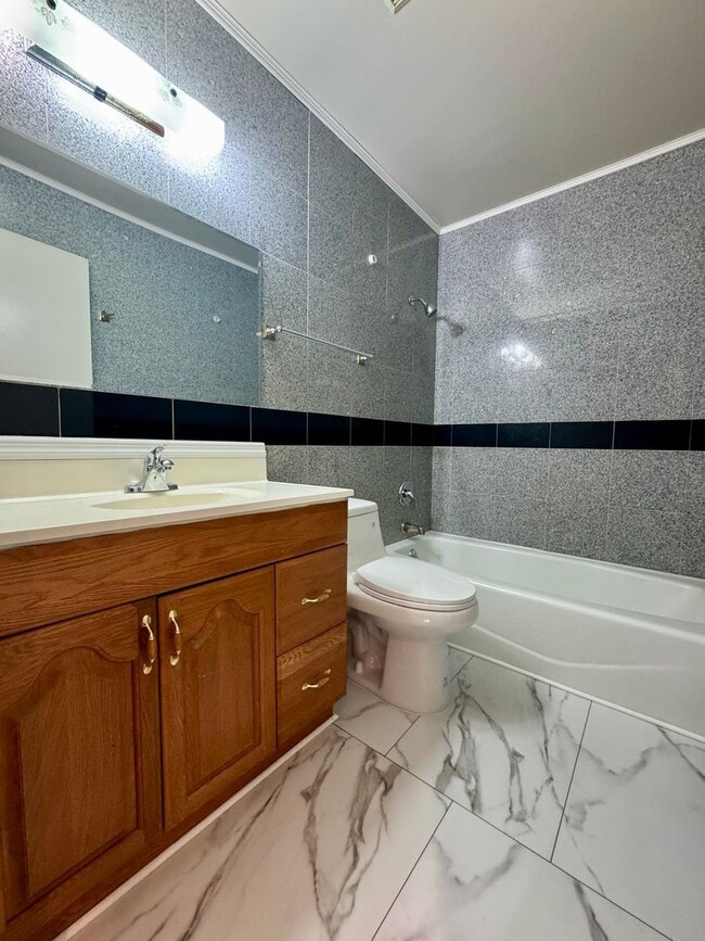 Building Photo - Charming 3 bedroom home in a great family ...