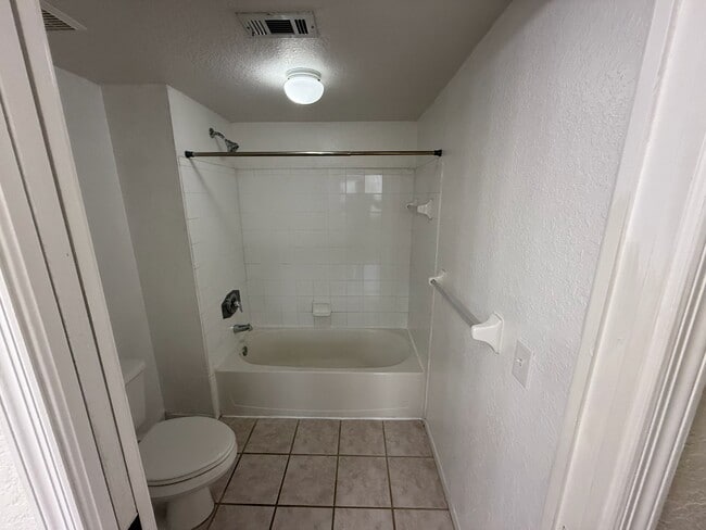 Building Photo - 13941 Fairway Island Dr