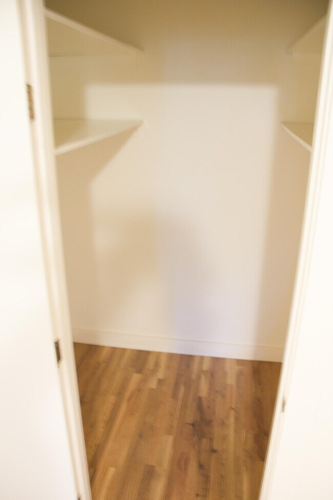 Building Photo - 2bed, hardwoods, granite, dishwasher, park...