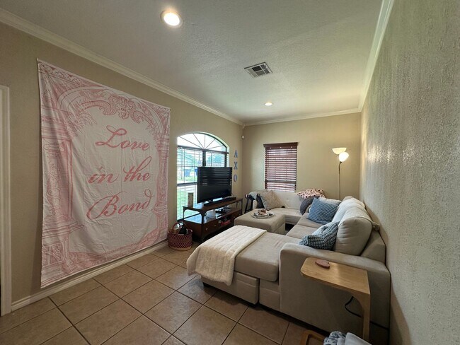 Building Photo - 221 Gurley Ln