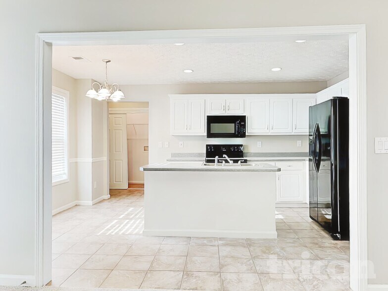 Building Photo - 2051 Meadowglen Ln