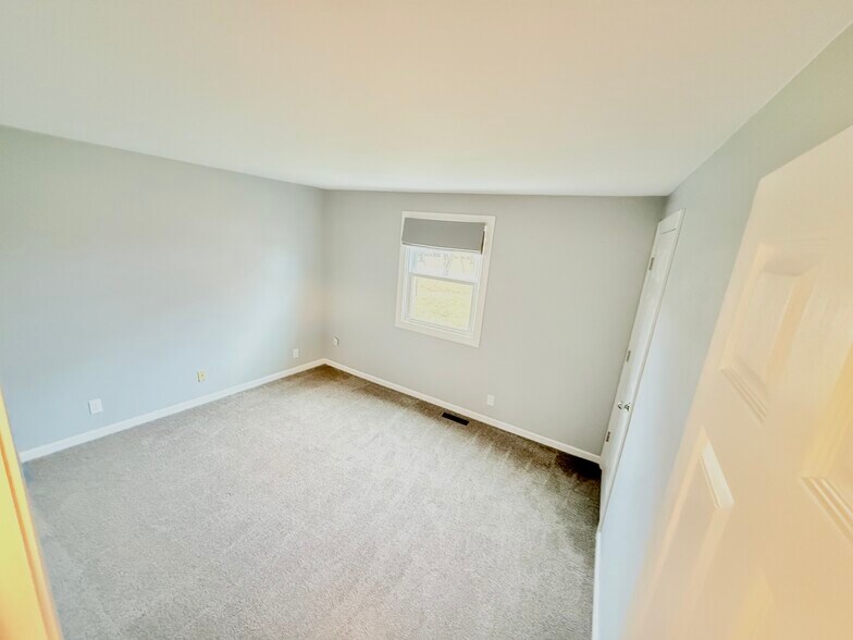 Building Photo - 1936 Canterbury Dr