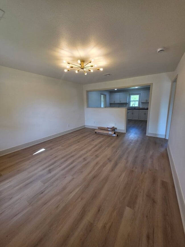 Building Photo - Gorgeous 3 bedroom 1 bath Duplex on street level (separate studio located below).