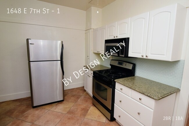 Building Photo - Vintage 2 Bed 1 Bath Bungalow - WALKING DI...