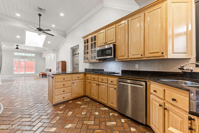 Building Photo - 408 Gordon Crockett Dr