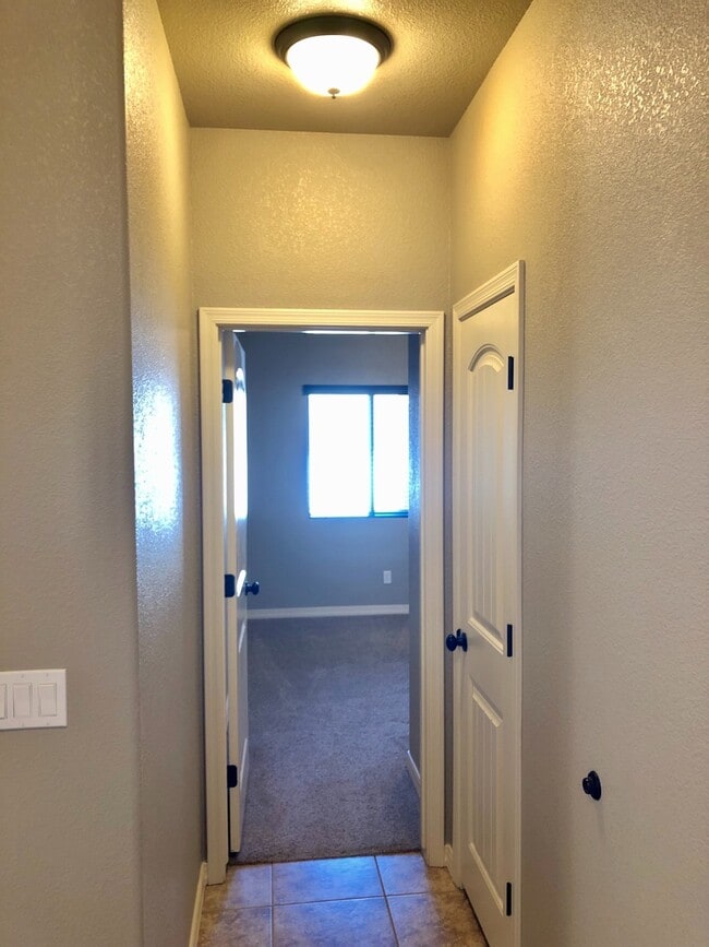 Building Photo - Spacious 4 Bedroom in Southern Vista Estates!