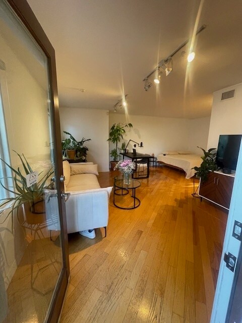 Building Photo - 1224 Poinsettia Dr