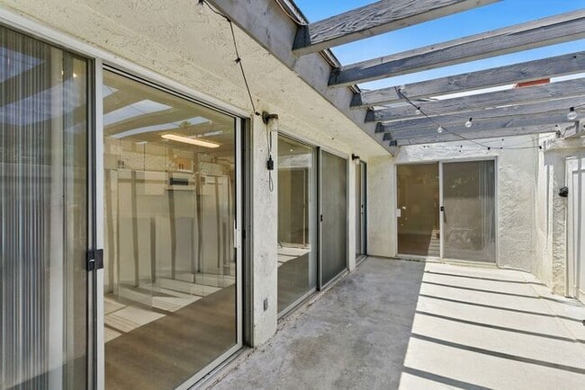 Building Photo - NEWLY RENOVATED South HB Gem!