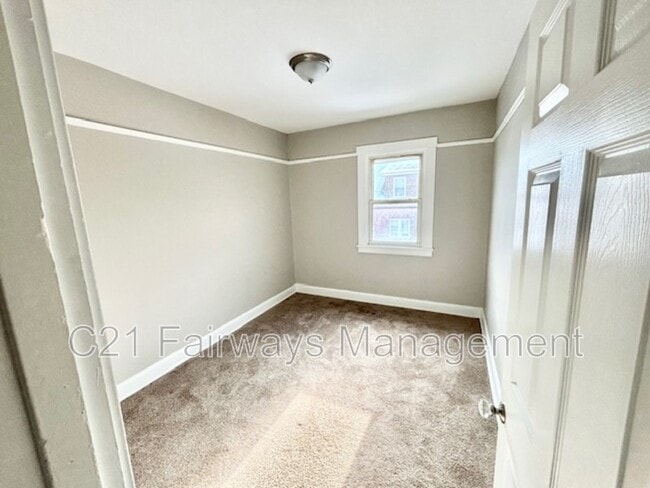 Building Photo - 874 Vankirk St