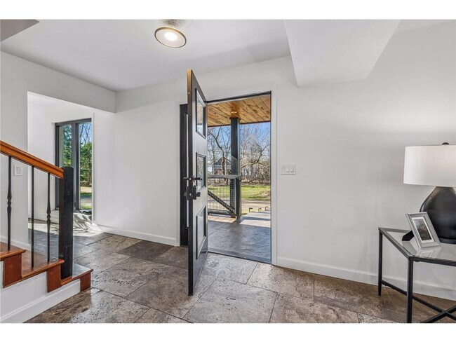 Building Photo - 3159 Northview Rd