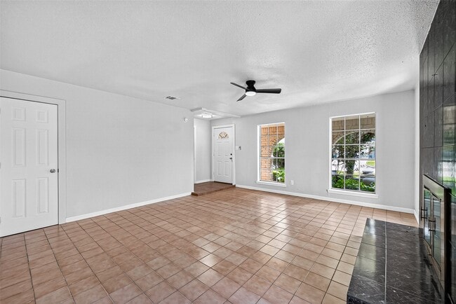 Building Photo - 1119 Pinecroft Dr