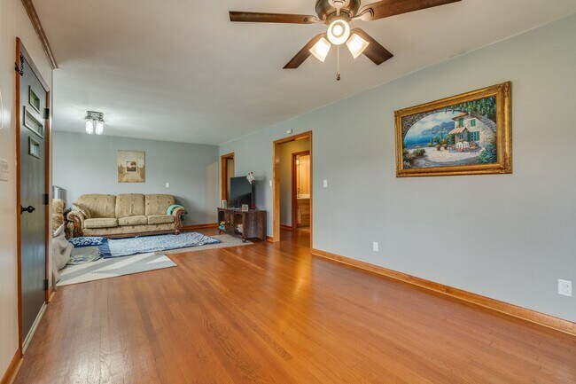 Building Photo - Charming Kingsport Home with Expansive Bas...