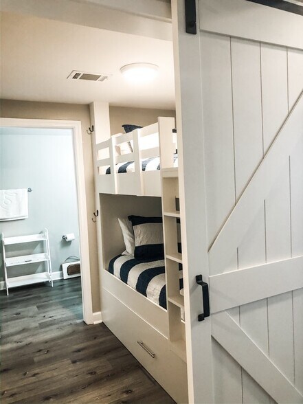 Building Photo - 9900 S Thomas Dr