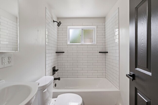 Building Photo - READY NOW!! FULLY RENOVATED 3 Bedroom in PENN HILLS