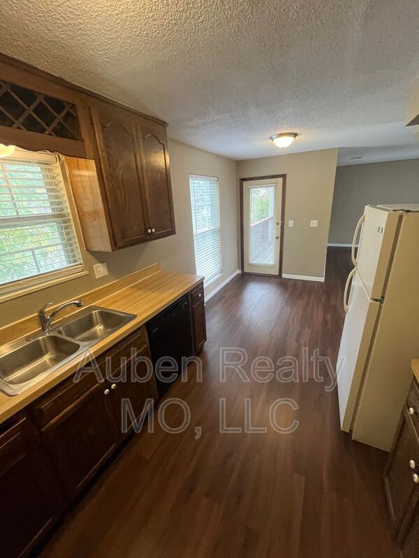 Building Photo - 10115 E 67th St