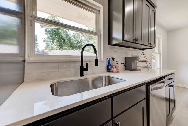 Building Photo - Fully Renovated 4 Bed, 2 Bath Just Minutes from Campus